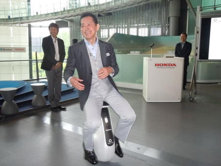 本田发布可通过智能手机操控的新一代独轮电动车