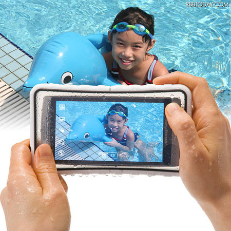 山业推出可在泳池中使用的智能手机防水外壳