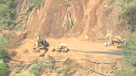 静冈丨连日暴雨导致伊豆收费公路山体滑坡