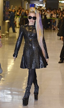 Lady Gaga五月演唱会飞往日本飞吻粉丝