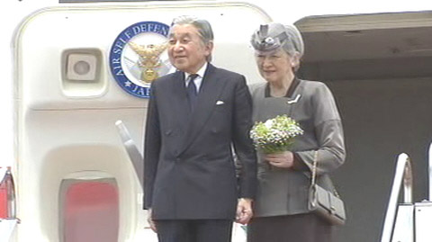 日本天皇结束访英行程乘专机返回日本