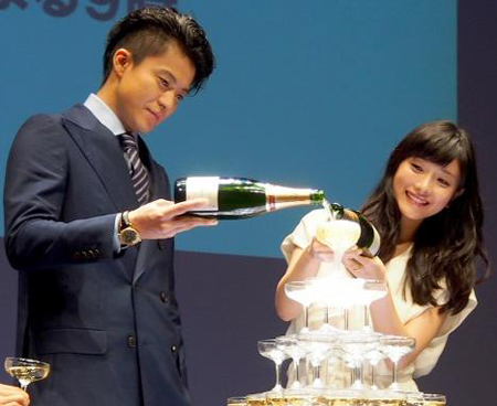 “高富帅”小栗旬 身边美女环绕