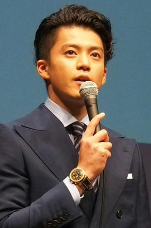 “高富帅”小栗旬 身边美女环绕