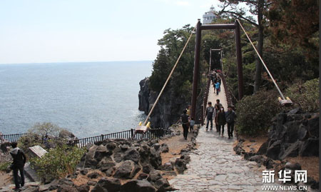 日本静冈县城之崎海岸的悬崖绝壁