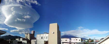 富士山出现怪云 外形似天空之城