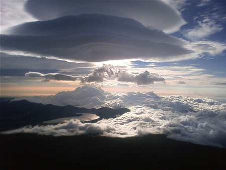 富士山出现怪云 外形似天空之城