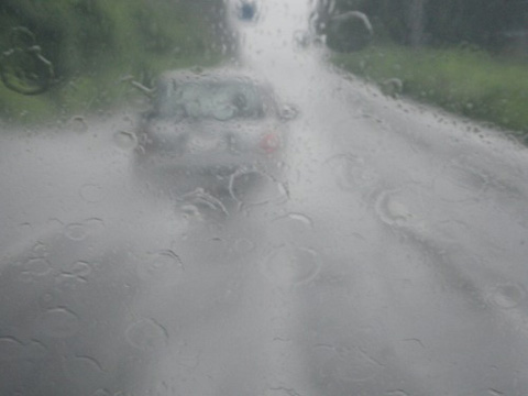 暴雨倾盆高知县大雨洪水警报不断交通线路受阻