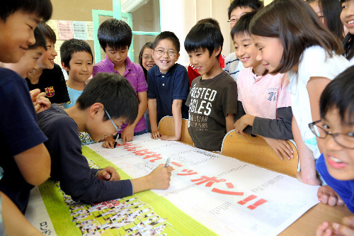伦敦日本人学校制作可爱横幅助威日本健儿