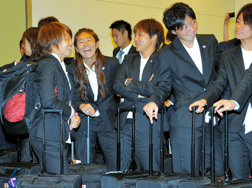 日本男女足国奥队离开日本开启奥运之旅