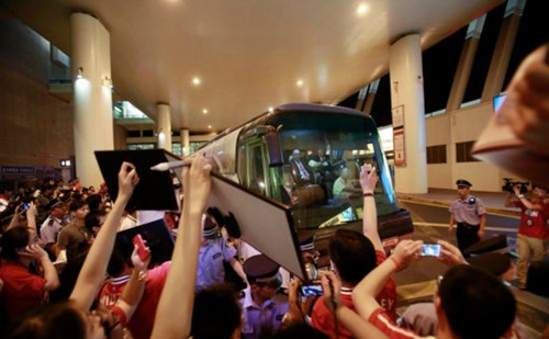 曼联抵达上海 香川真司引球迷热捧