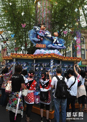 东京迪士尼乐园和卡通们一起迎“七夕节”