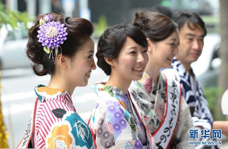 日本人着传统节日盛装迎七夕节