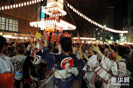 东京市民起舞迎接盂兰盆节