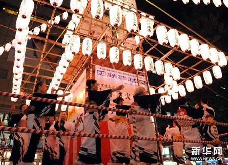 东京市民起舞迎接盂兰盆节