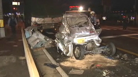 大阪国道相继追尾 中间汽车严重变形致2人死亡