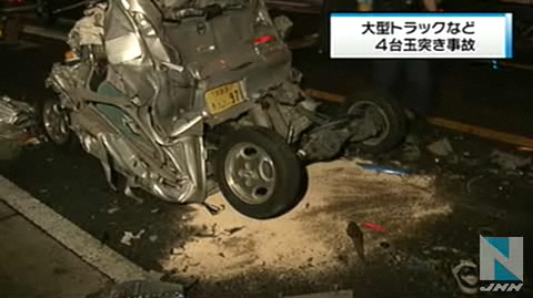 大阪国道相继追尾 中间汽车严重变形致2人死亡