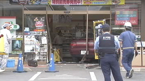 栃木丨一轿车开进便利商店致店内顾客受伤