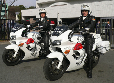 神奈川白摩托巡警部长路边全裸吓女性被革职