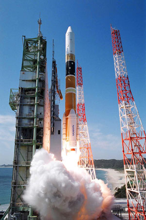日本H2B3号火箭携运输机于种子岛宇航基地发射
