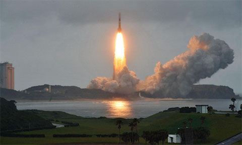 日本H2B3号火箭携运输机于种子岛宇航基地发射