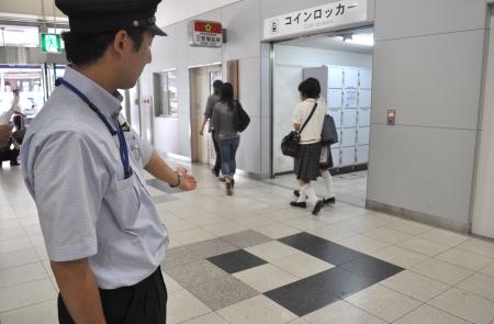 神户市JR三宫车站一把菜刀飞向女性左胸