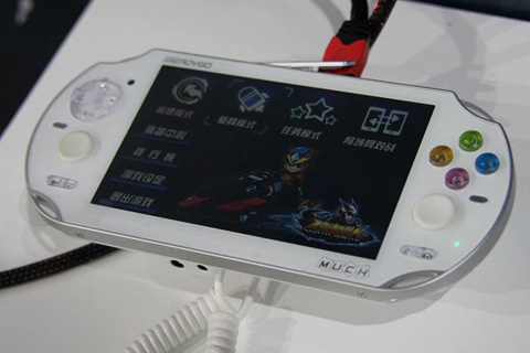 上海2012游戏展惊现白色山寨PSV智能机MUCH
