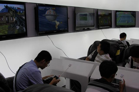 上海2012游戏展惊现白色山寨PSV智能机MUCH
