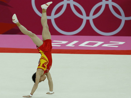 自由体操巅峰对决！内村大叔不敌中国“正太”