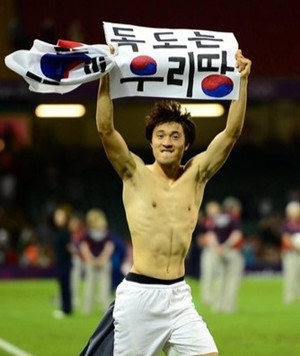 节操无下限！韩国球员举独岛标语球场奔跑