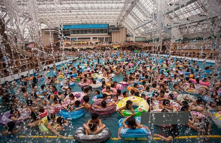 中国游泳池又挤又脏日本网民震惊不已