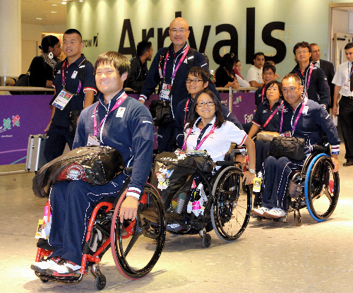 残奥会开赛在即 日本代表团抵达伦敦
