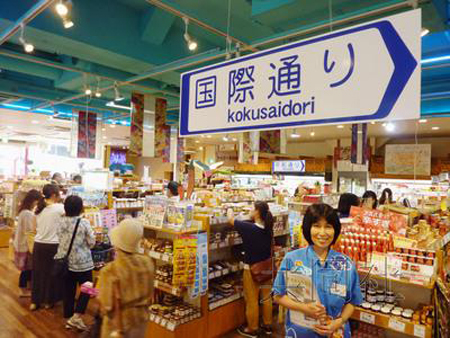 东京银座的冲绳特产商店招人气