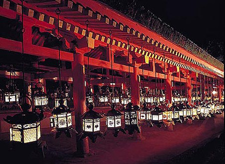 奈良春日大社举办“万灯节”祈求平安