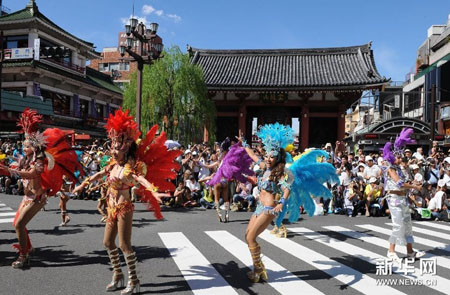 东京热情迎接“浅草桑巴舞节”