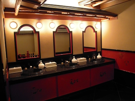 领略东京“1亿日元的厕所”