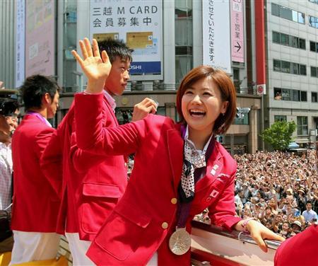 日韩两国举行奥运凯旋游行其中一国遭天谴