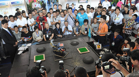 第11届制博会上演中日机器人“相扑”赛