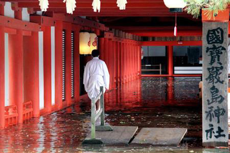 台风涨潮双重打击 严岛神社走廊被淹