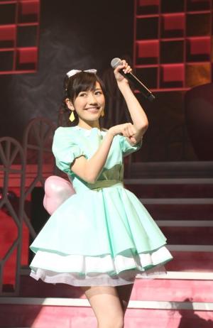 AKB猜拳大会：渡边麻友穿上“决胜服”自信满满