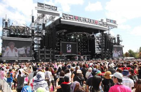 滨崎步学生服可爱帅气 与“气志团”同台公演