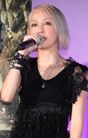 人气歌手中岛美嘉10日出席东京都内举办的电影《生化危机5》惊喜派对