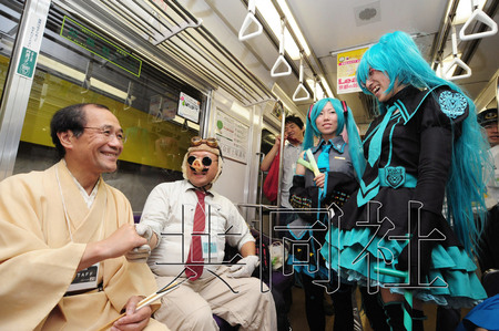 京都市开“cosplay列车”为地铁做宣传