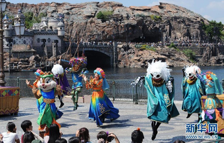东京迪士尼乐园举行万圣节“狂欢”表演