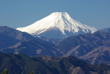 富士山顶出现今年“初冠雪”