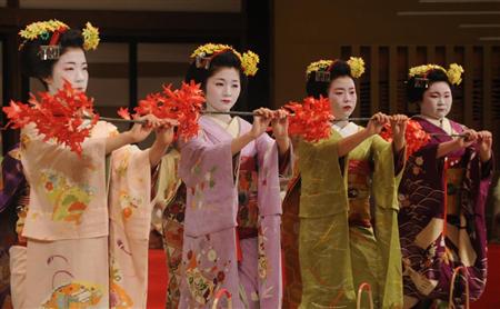 京都祗园艺妓为秋季公演盛装彩排