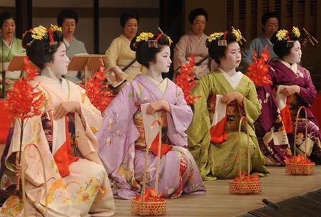 京都祗园艺妓为秋季公演盛装彩排