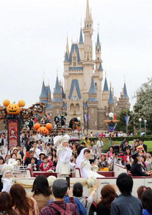 日本东京迪斯尼乐园举行首场梦幻婚礼