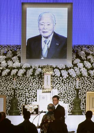 日本首相野田佳彦参加松下正治社葬