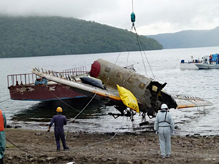 十和田湖69年旧日军高级训练机被打捞上岸