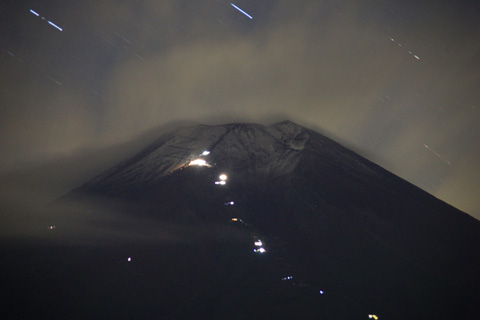 富士山今年首次出现积雪 比往年早18天